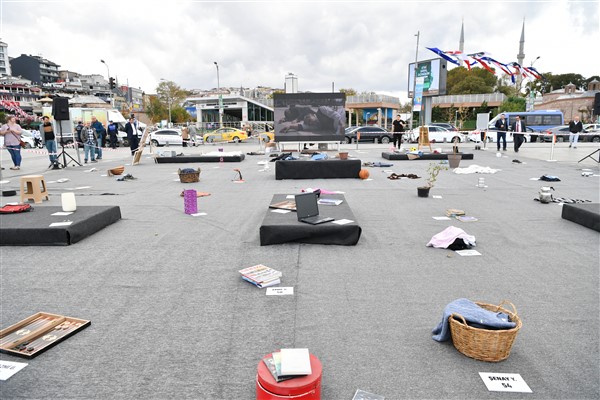Sigaradan hayatını kaybedenlerin eşyaları Üsküdar'da sergilendi