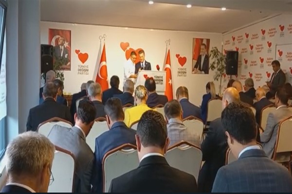 Mustafa Sarıgül, Tahsin Arslan'a rozet taktı