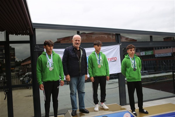 Akarsu Slalom Türkiye Şampiyonası'nda Rizeli sporcular 15 madalya kazandı