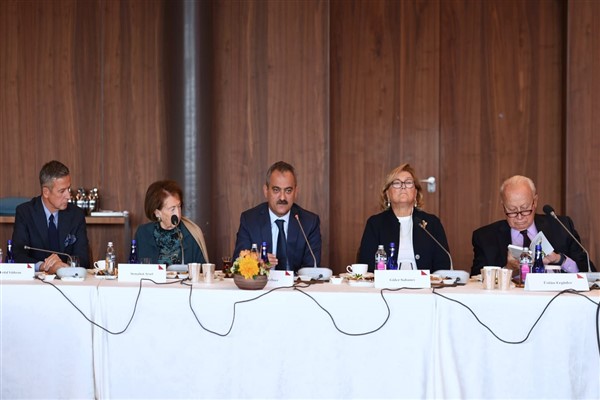Bakan Özer, ERG yönetim kurulu üyeleri ve temsilcileriyle bir araya geldi