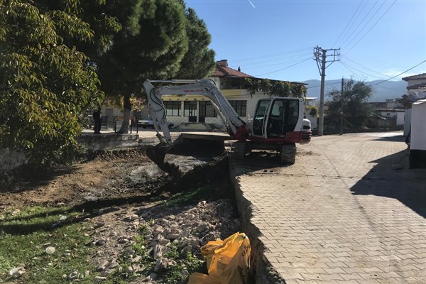 Börezli Deresi'nden bin 500 ton balçık ve çöp çıktı