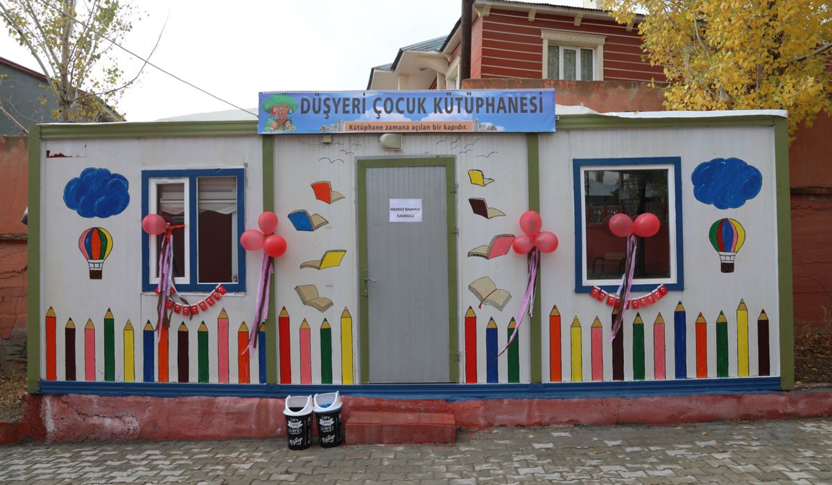 Öğretmenler, konteyneri kütüphaneye çevirdi