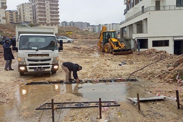 Mardin Artuklu Belediyesi ekipleri sağanak yağış çalışmaları yürütüyor