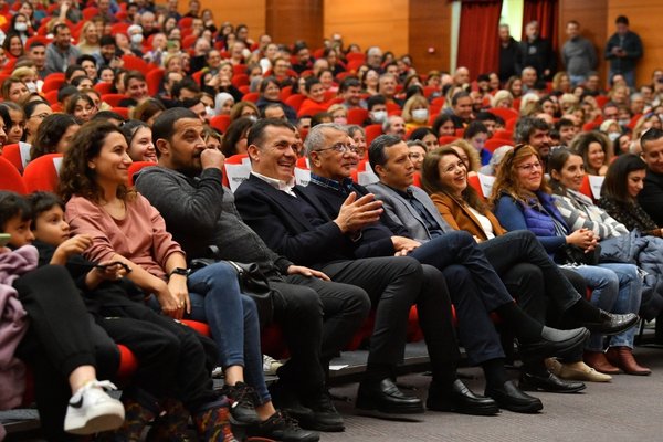 Tiyatro festivalini binlerce sanatseverler izledi