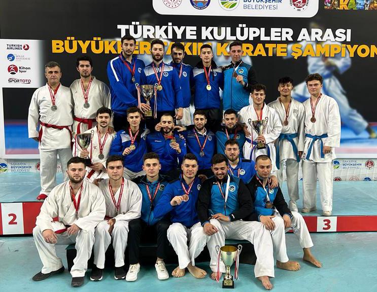 Büyükşehir karate takımı kürsüye çıktı