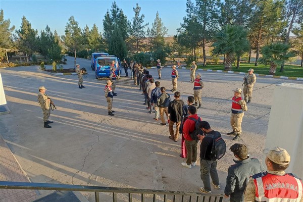 Şanlıurfa'da 24 göçmen yakalandı