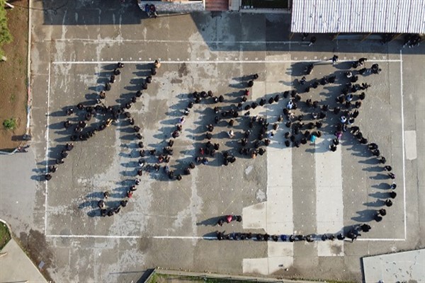 Mersin'de 260 öğrenci ile Atatürk'ün imzası koreografisi yapıldı