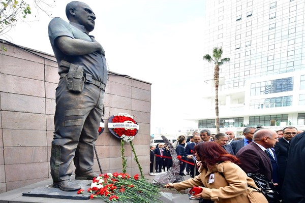 İzmir'de Fethi Sekin ve Musa Can anıldı