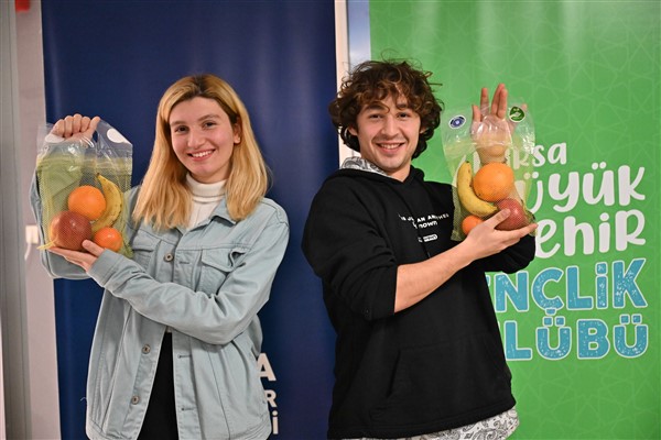 Bursa'da final sınavlarına hazırlanan gençlere vitamini desteği sağlandı