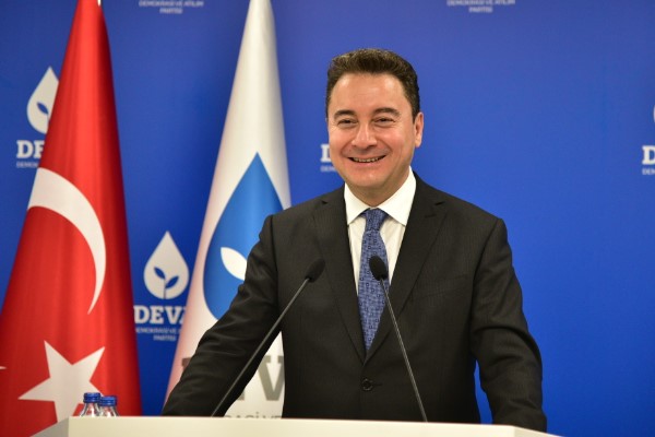 Babacan, Refik Anadol’un sergisini ziyaret etti