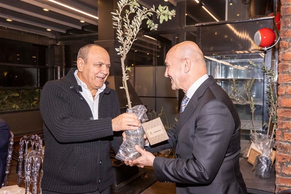 İZSİAD'dan dar gelirli öğrencilere destek