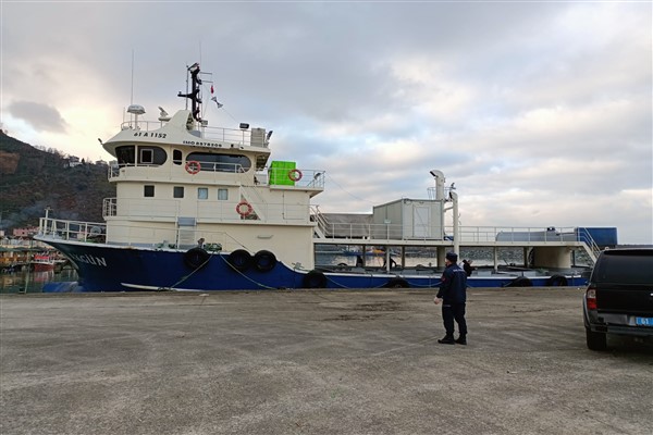 Rize'de boy sınırının altında avlanan 30 ton hamsiye el konuldu