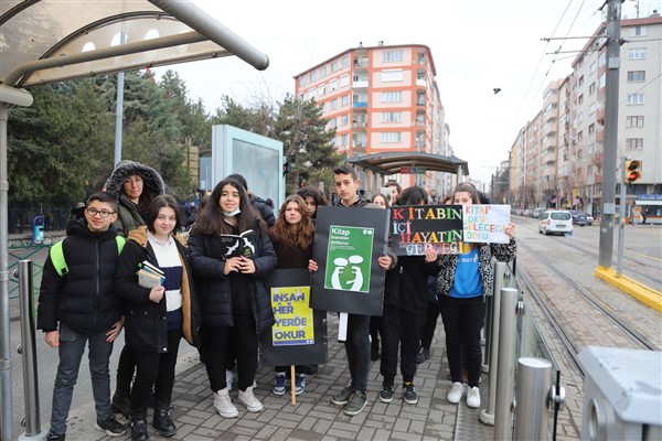 Eskişehir'de tramvayda kitap okuma etkinliği gerçekleştirildi