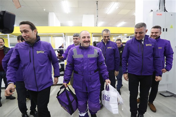 Bakan Varank yeni yıla, mesaide olan kuryeler ile birlikte girdi