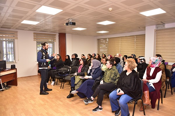 Tuzlalı annelere ‘En İyi Narkotik Polisi Anne’ semineri