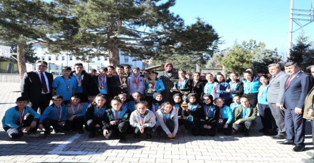 Vali Yiğitbaşı, Öğrencilere Karne Hediyesi Dağıttı