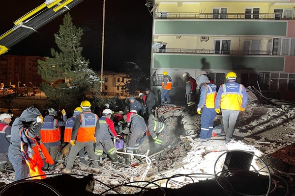 Madenciler iş makinalarını, arama kurtarma ekiplerini deprem bölgelerine sevk etti 