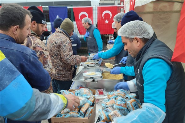 İBB, Hatay’da sıcak yemek dağıtmaya başladı