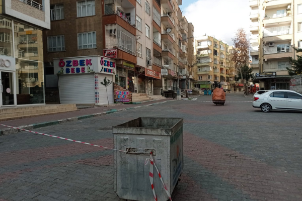 Şanlıurfa'nın Haliliye ilçesindeki binalarda hasar tespit çalışmaları sürüyor