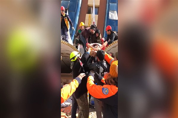 Hatay'da depremin 33. saatinde 3 kişi enkazdan çıkarıldı
