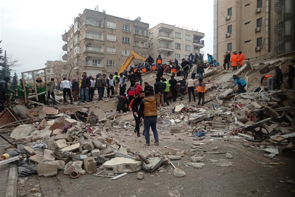 Şanlıurfa'da binanın yıkılma anı kamerada