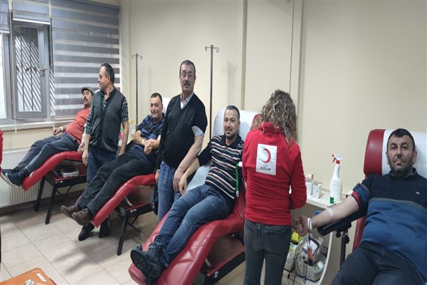 Afyon'da vatandaşlar deprem sonrası Kızılay'a akın etti