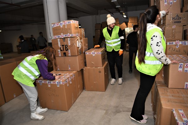Bornova'da yardım toplamalarına devam ediliyor
