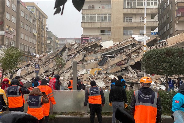 Şanlıurfa'da 9 katlı bina yıkıldı 