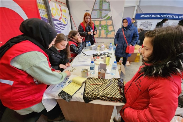 Minik Hayrinnisa'dan depremzedelere yardım