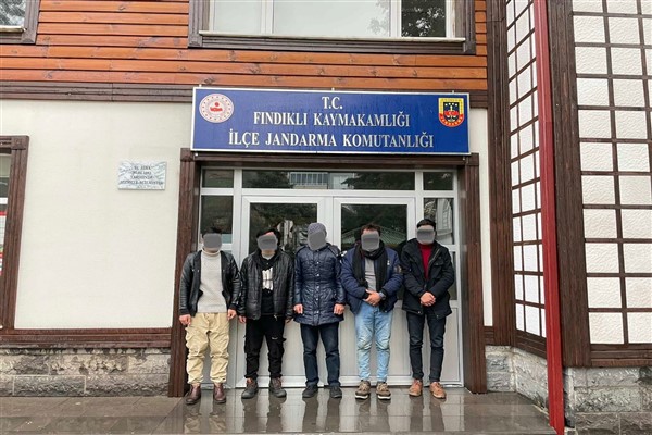 Rize'de 8 düzensiz göçmen yakalandı