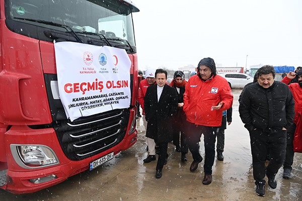 Tuzla’dan deprem bölgelerine 16 yardım tırı ve iş makineleri gönderildi