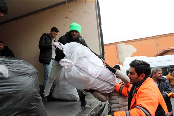 Yabancı öğrenciler depremzedeler için seferber oldu