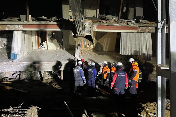 İzmir Büyükşehir Belediyesi ekipleri Hatay'da arama kurtarma çalışmalarına devam ediyor