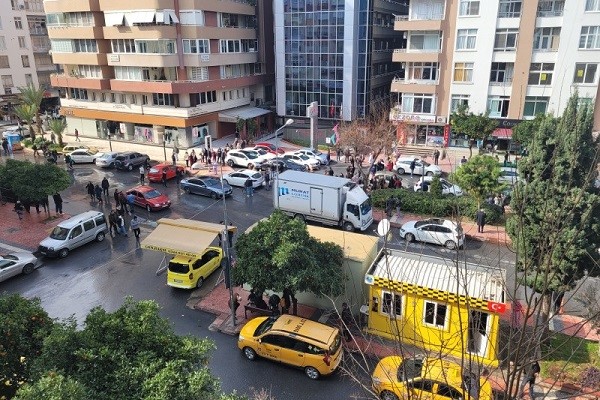 Peşpeşe olan deprem Mersin'de halkı sokağa döktü
