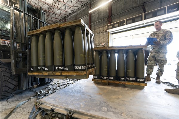 Ukrayna krizinde barıştan yana olanlar var, bir de yangına benzin dökenler