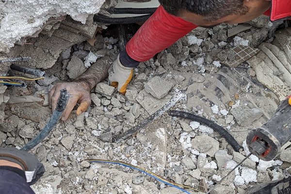 Mersin itfaiye ekipleri 16 kişiyi kurtardı