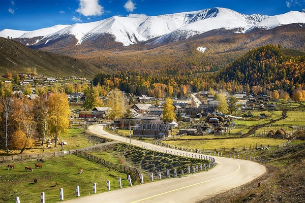 Xinjiang'ın kırsal kesiminde 5 yılda inşa edilen ve yenilenen karayolu uzunluğu 58 bin kilometreyi buldu